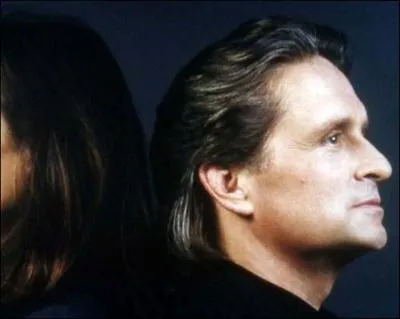 Qui harcle Michael Douglas dans le film 'Harclement' ?