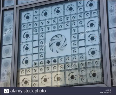 Ces extraordinaires fen&ecirc;tres de verre et d'acier sont caract&eacute;ristiques...