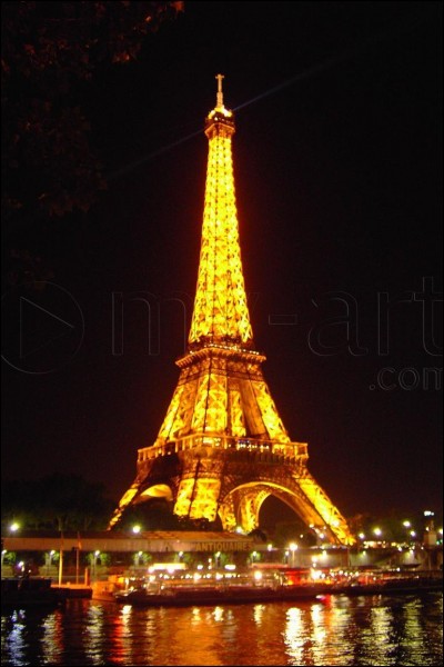 Chaque année, dans la nuit du 14 juillet, que se passe-t-il autour de la tour Eiffel ?