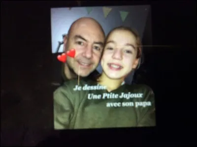 Quel parent de Janelle a une chaîne YouTube ?