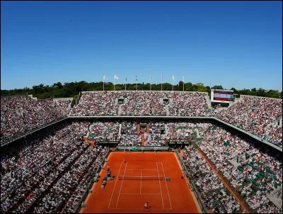 Comment s'appelle le tournoi de tennis le plus connu qui se déroule à Paris ?