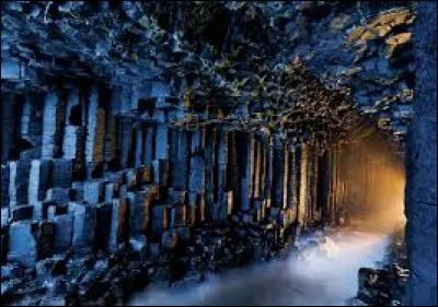 Ce qui retient l'attention, ce sont les formes des parois de basalte, ces roches volcaniques de magma. Elles ont adopté des figures géométriques incroyables dans lesquelles s'engouffrent les vagues. 
La cavité est célèbre pour les motifs hexagonaux qu'a prise la lave en se refroidissant. La mélodie des orgues basaltiques accompagne le silence de cette cathédrale musicale.
Où se situe l'endroit ?