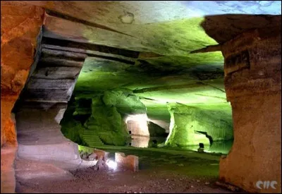 Au total, 36 cavernes ont été découvertes dans les collines de la Montagne Jaune, les dimensions en sont énormes : la salle « Quingliang », qu'on voit ici, couvre 12.600 mètres carrés et serait une sorte de palais souterrain. On trouve un pont en pierre au-dessus d'un fleuve et des chemins menant à des halls.
Je vous demande point de résoudre ce mystère mais de situer où on le trouve :