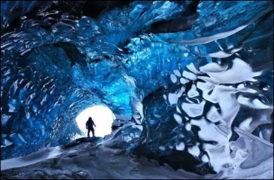 Il s'agit d'une grotte de glace naturelle au coeur d'un glacier. Cette grotte de glace se retrouve dans le parc national de Skaftafell : elle a été creusée par le passage des eaux de pluie à l'intérieur. Il faut trouver le nom et le prononcer deux fois :