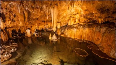 L'activité volcanique avec les effets du climat et de l'eau ont créé cette caverne de karsts avec des cavités creusées par des cours d'eau souterrains.
On surnomme cet état, l'état des cavernes et cette dernière, une merveille, vous devez trouver l'endroit :