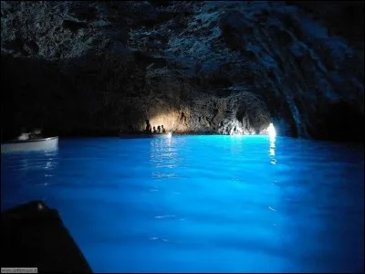 La lueur fluorescente vient d'une ouverture sous-marine, sous l'entrée de la grotte utilisée pour la visiter, qui illumine l'eau d'en bas, comme pour une piscine. 
La grotte était utilisée dès l'époque romaine surtout sous Tibère qui avait pris l'île comme résidence. L'entrée ne fait qu'un 1.5 m alors si vous pensez visiter, prévoyez les vagues.
Que faut-il aller voir, au large de Sorrente ?