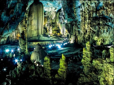 Quelle splendeur, notre première grotte est considérée comme la plus belle grotte de l'Asie. Elle mesure 7729 m de long, 83 m de profondeur, 50 m de hauteur avec de nombreuses ramifications. 
Le folklore local conte que les stalagmites qui dévalent la grotte lui ont donné son nom qui signifie vent à travers les dents. 
Situez cette grotte vietnamienne :