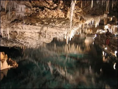 Après l'entrée des grottes, on trouve d'incroyables formations calcaires à 120 m sous terre. Les stalagmites et les stalactites de cristal sont spécialement beaux surtout en contraste avec le magnifique lac bleu azur : imaginez qu'un hôtel y a même aménagé un spa !
Dîtes nous où nous sommes :