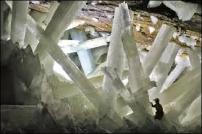 En 1999, cette grotte est découverte en creusant : ce sont des cristaux de sélénite. On avait découvert une grotte qui compte parmi les plus grands cristaux naturels du monde, aujourd'hui considérée comme l'une des merveilles souterraines de la Terre. La température est de 45°C et l'humidité à près de 100%, les conditions sont très particulières : quel est ce lieu où l'admission est réglementée ?