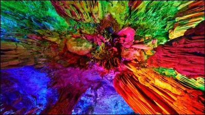 La grotte est longue de 500 m : on y trouve un hall de cristal, dont la largeur est de 93 m et la hauteur 18 m. Tellement imposante qu'on y donne des concerts au milieu des stalactites et des stalagmites.
Parfois, comme sur la photo, on utilise l'éclairage artificiel pour donner un effet psychédélique à cette grotte qu'on trouve où ?