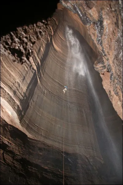 En Géorgie américaine, il existe plusieurs fosses dont celle en photo, profonde de 179 mètres. Alors, pour descendre au fond de Fantastic Pit, il faut de très longues cordes et un solide courage.
Plus relaxant de n'avoir qu'à cocher vis-à-vis l'endroit approprié, merci :