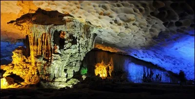 Cette fabuleuse grotte est située sur son île éponyme. Avec sa beauté mystérieuse, elle est l'une des plus belles grottes du pays. Elle est d'une superficie d'environ 5.000 m² : son plafond est à 12 m du sol et des centaines de stalactites en tombent pour former une cascade de glace. Elle était surnommée la «Grotte des merveilles» par les Français au début du XXe siècle.
Quelle est cette grotte ?