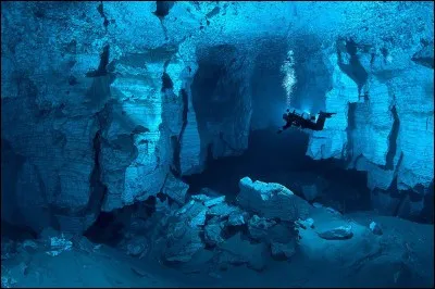 Ici, la grotte de 5 km est sous-marine : il s'agit d'un complexe labyrinthe creusé par la nature dans le gypse de la montagne Kazakova. 
Paraît-il qu'on ne peut s'y perdre car la vue ne cause aucun problème, l'eau étant si claire qu'on y voit jusqu'à 50 m de distance.
Où peut-on faire cette plongée souterraine ?