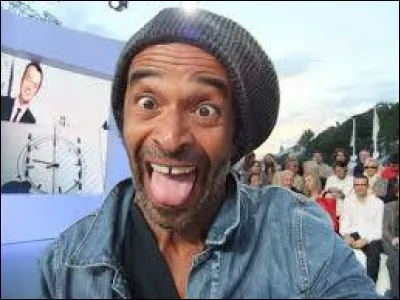 Le petit joueur de tennis montre sont beau jeu à la fille de Noah.