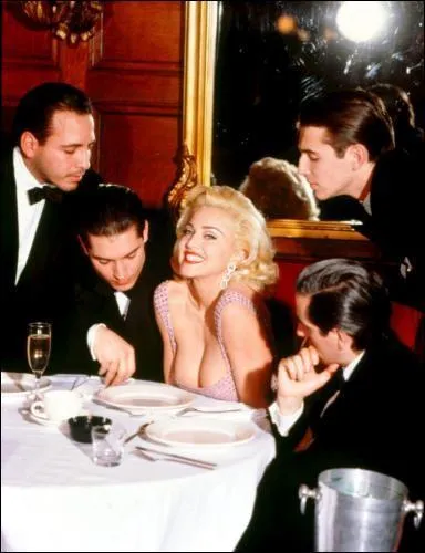 Quelle star n'apparat pas dans le documentaire 'In bed with Madonna' ?