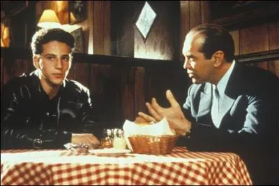 Qui incarne le pre qui ne veut pas que son garon soit enrl dans la mafia dans le film 'Il tait une fois le Bronx' ?