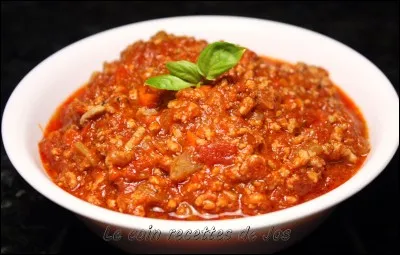 Quels sont les deux ingrédients principaux de la sauce bolognaise ?