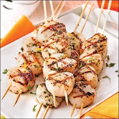 Herbe fine très odorante, je possède des affinités avec la tomate, l'aubergine, la courgette, le poulet et le veau ; il vaut mieux m'ajouter en fin de cuisson. Qui suis-je ?