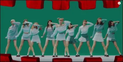 Qui chante le "I like TT, just like TT" ?