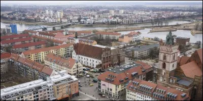 Cette ville allemande, située sur les rives de l'Oder, en face de la ville polonaise de Słubice, c'est :
