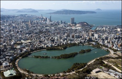 Cette ville japonaise de 1,5 million d'habitants est la plus grande ville de l'île de Kyūshū. C'est :