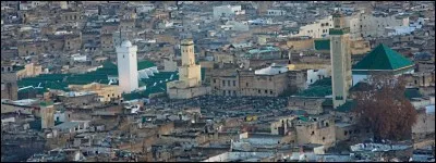 Deuxième plus grande ville du Maroc avec un million d'habitants, plusieurs fois capitale du pays, elle est considérée de nos jours comme sa capitale spirituelle. C'est :