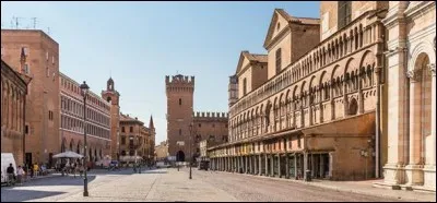 Cette ville italienne de la plaine du Pô, proche du delta, ville de la renaissance, connue pour le château d'Este, c'est :