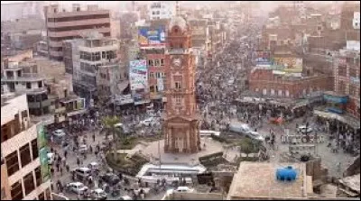 Située dans le Pendjab, ancienne Lyallpur des Anglais, c'est la troisième plus grande ville du Pakistan avec près de trois millions d'habitants :
