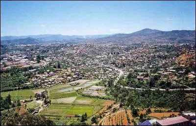 Cette ville des hautes terres de Madagascar, fondée en 1831 par la reine Ranavalona 1ère pour en faire la capitale de la partie sud de l'île, est aujourd'hui la quatrième ville du pays, avec 200 000 habitants. C'est :