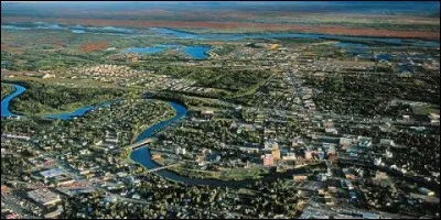 Cette ville du grand nord américain est située au nord du 64e parallèle ; peuplée de 30 000 habitants, elle est la principale ville de l'intérieur de l'Alaska. C'est :