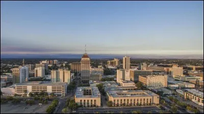 Cette importante ville de Californie, dans la vallée de San Joaquin, c'est :