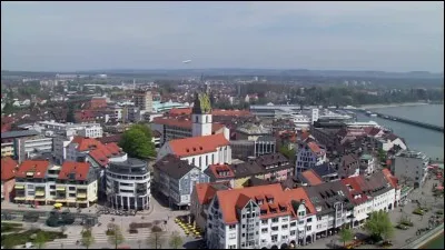 Cette ville allemande située sur la rive nord du lac de Constance (Bodensee), c'est :
