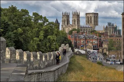 Cette ville du nord-est de l'Angleterre fondée par les Romains et célèbre pour sa cathédrale, c'est :