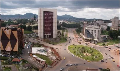 Cette grande ville africaine, capitale du Cameroun, c'est :