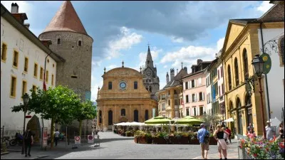Cette ville suisse, dans le canton de Vaud, à l'extrémité sud du lac de Neuchâtel, c'est :