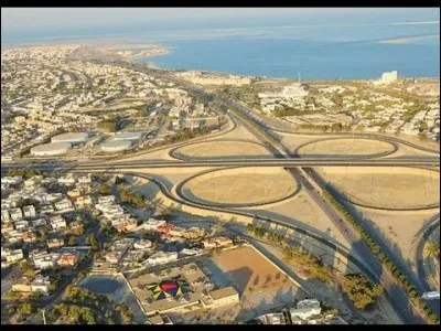 Cette ville d'Arabie, sur la mer rouge, où s'est installée une puissante industrie pétrolière, c'est :