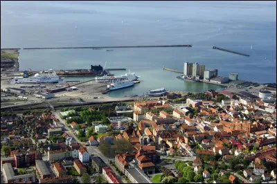 Cette petite ville de Suède, sur la côte de la Scanie, connue pour être le cadre des romans policiers d'Henning Mankell, c'est :
