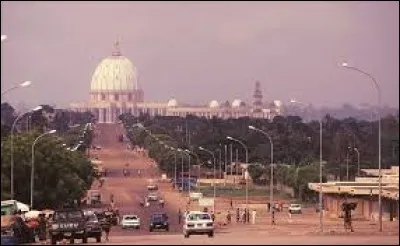 Cette ville d'Afrique, devenue depuis 1983 la capitale de la côte d'Ivoire, c'est :