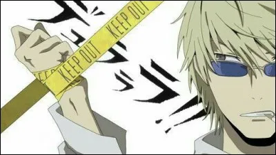 Quel objet lance-t-il la toute première fois qu'on le voit ?