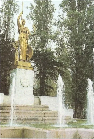 Quel ancien nom portait la place "Édouard-Renard" où l'on peut voir "La France apportant la paix et la prospérité aux colonies" ?