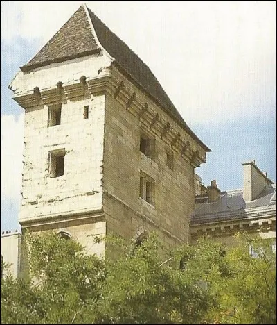 Rue Étienne-Marcel, quel nom porte cette tour ?