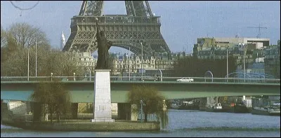 Sur quelle île peut-on voir un modèle réduit de "la statue de la Liberté" ?