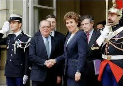 ''Je n'ai pas put me faire Béré alors j'usine'' aurait déclarer Édith Cresson à François Mitterrand.