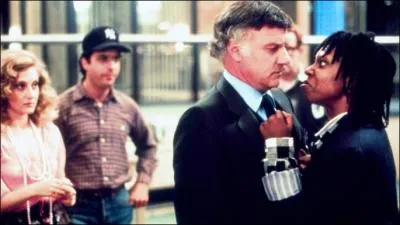 Quel est le mtier de Whoopi Goldberg dans 'Jumpin' Jack Flash' ?