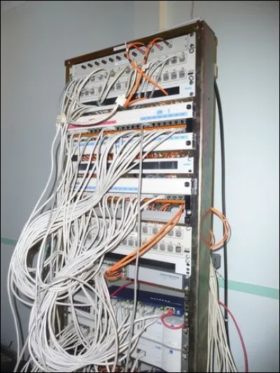 Une baie de brassage, dans une école ou entreprise, est un dispositif qui permet :