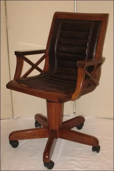 Ma chaise de bureau... vieille, il faut que j'en rachète une autre.