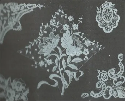 La dentelle représentée est faite au point...