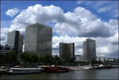 M. Saladin parle de la Très Grande Bibliothèque construite à Tolbiac à Paris. Comment fut-elle baptisée ?