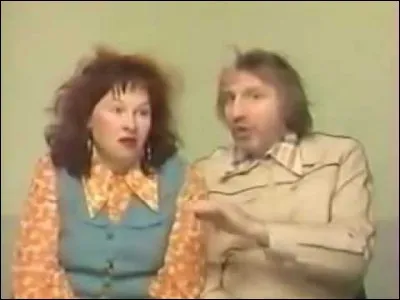 M. Saladin essaie d'expliquer à Yolande qu'il y a des puces dans les cartes de crédit et les appareils électroniques. Croyant que ce sont les insectes dont il parle, Yolande n'accepte pas et veut leur faire la guerre. Quelle affirmation est fausse concerant les puces ?