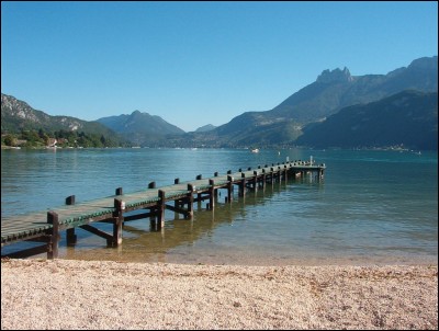 Dans quelle ville de Haute-Savoie un des trois plus grands lacs de France, le "lac bleu" de son surnom, se trouve-t-il ?